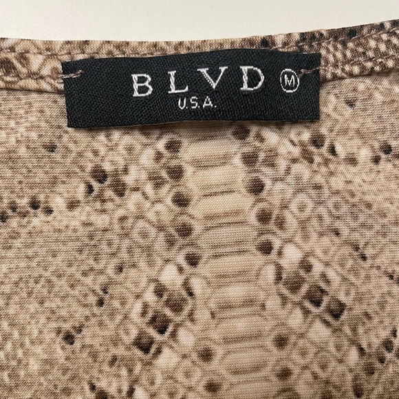 BLVD Snake Print Bodysuit V-neck With Waist Cutout Snap Closure Size Medium - Picture 6 of 7